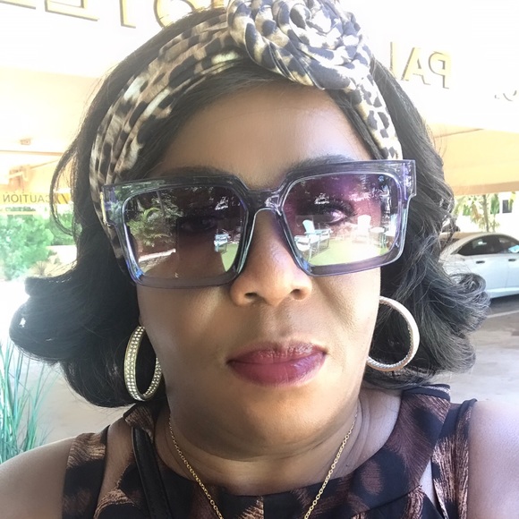 Meet your Posher, Dawn - Picture 2 of 2